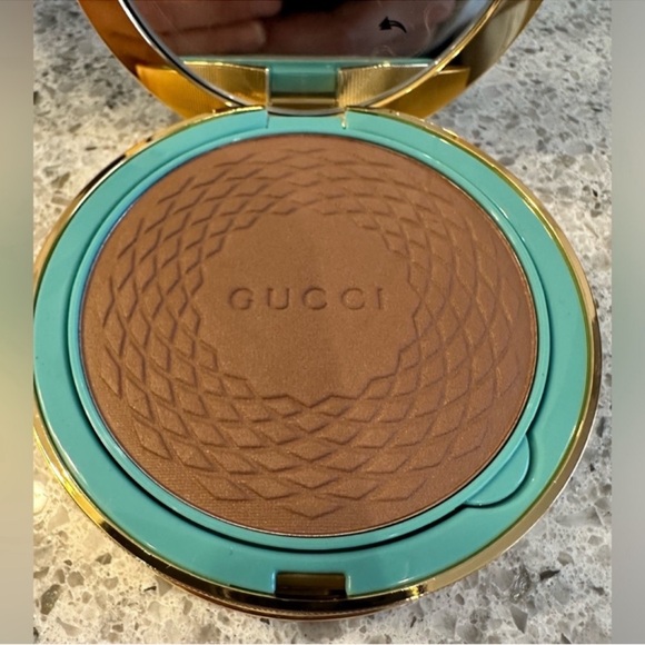 Gucci Sun-Kissed Glow Powder Bronzer in shade 03 Medium - Picture 5 of 9